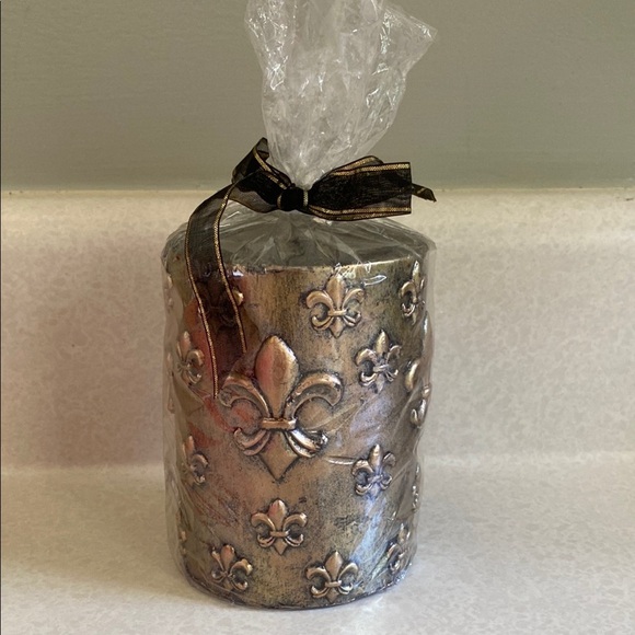 Pier 1 Unscented Candle with gold tone Base - Picture 1 of 4